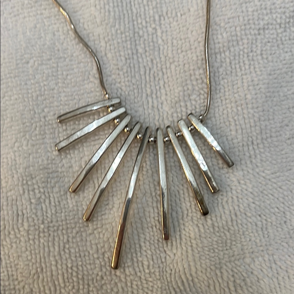 Elegant Silver Tone Necklace with Adjustable Chain - Picture 3 of 4